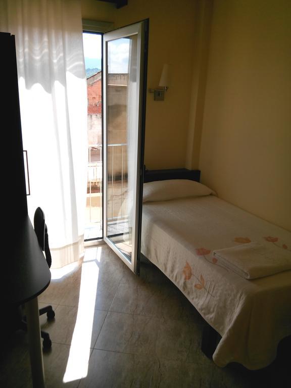 Sant Sadurní dʼAnoia Hostal Sant Sadurni מראה חיצוני תמונה