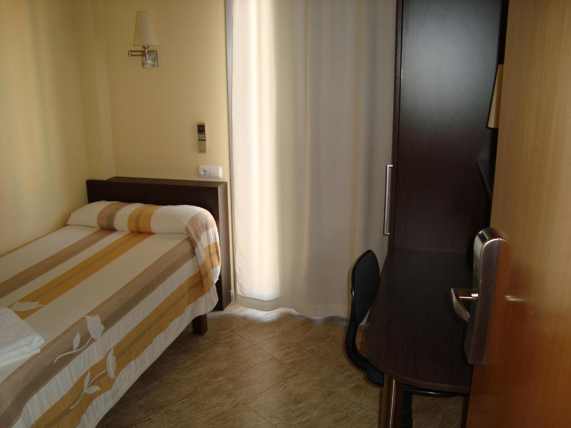 Sant Sadurní dʼAnoia Hostal Sant Sadurni מראה חיצוני תמונה