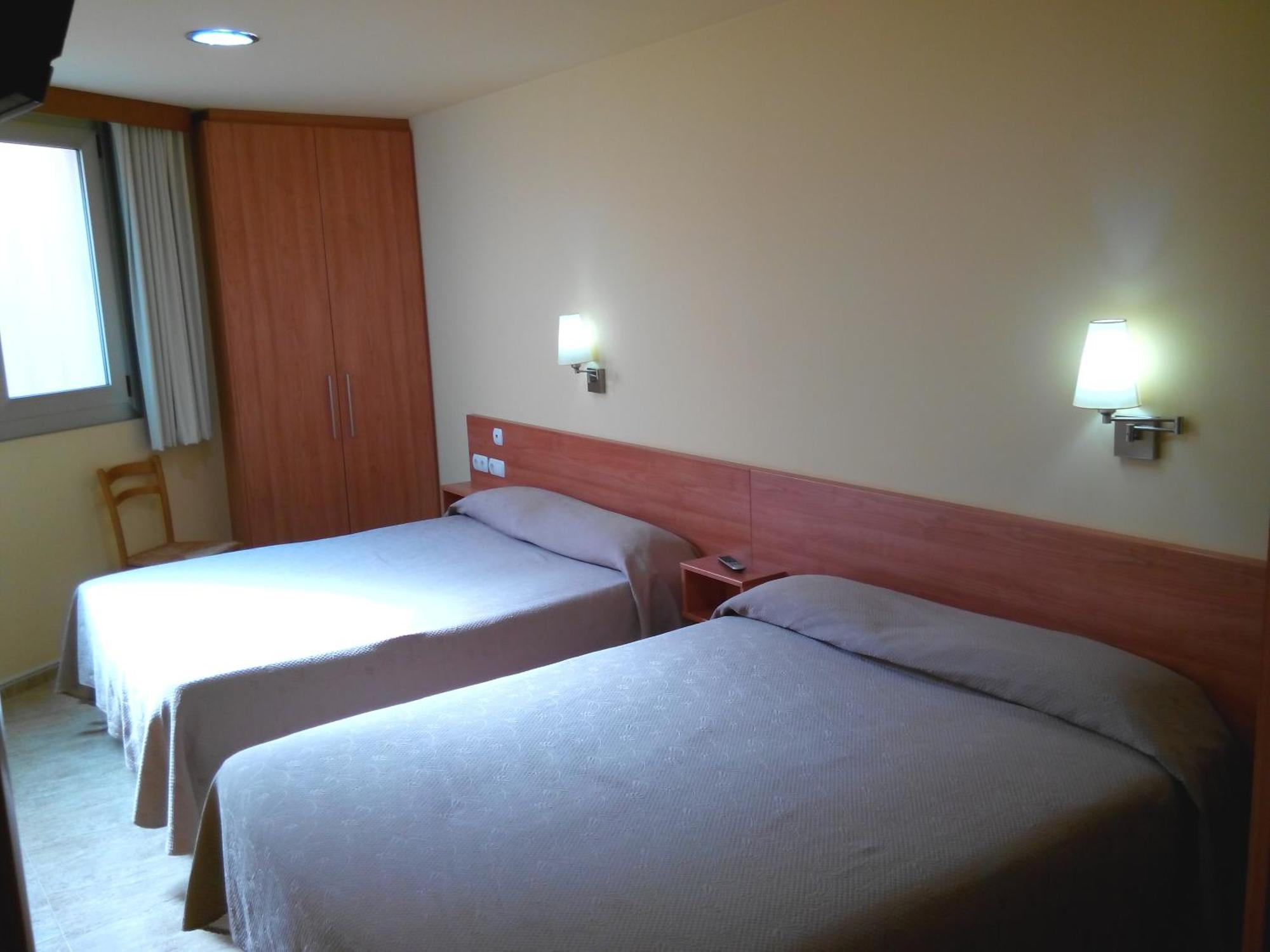 Sant Sadurní dʼAnoia Hostal Sant Sadurni מראה חיצוני תמונה