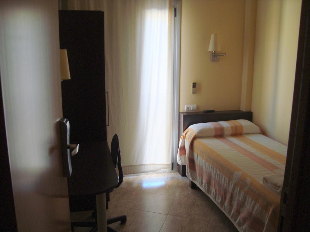 Sant Sadurní dʼAnoia Hostal Sant Sadurni מראה חיצוני תמונה