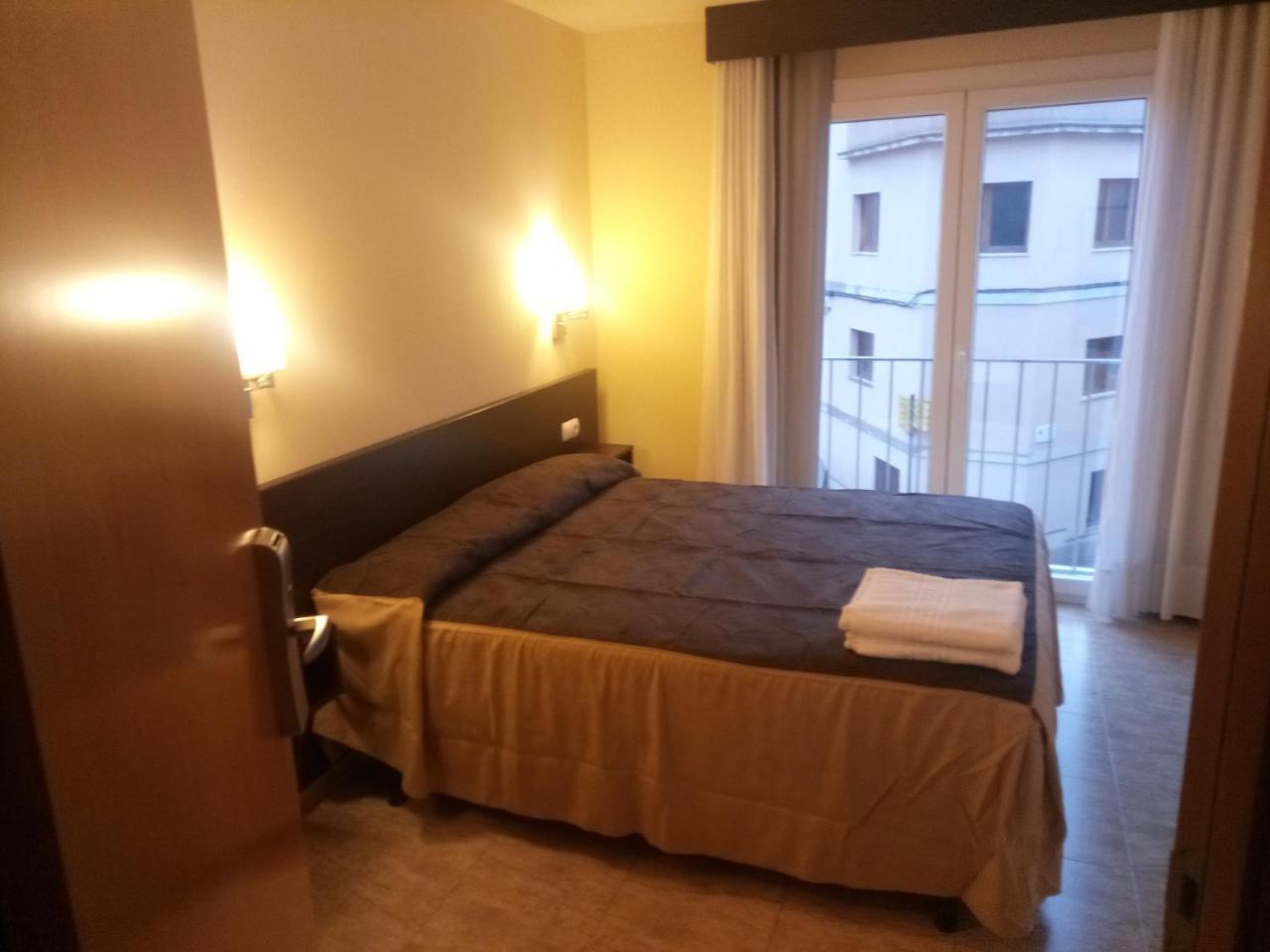 Sant Sadurní dʼAnoia Hostal Sant Sadurni מראה חיצוני תמונה