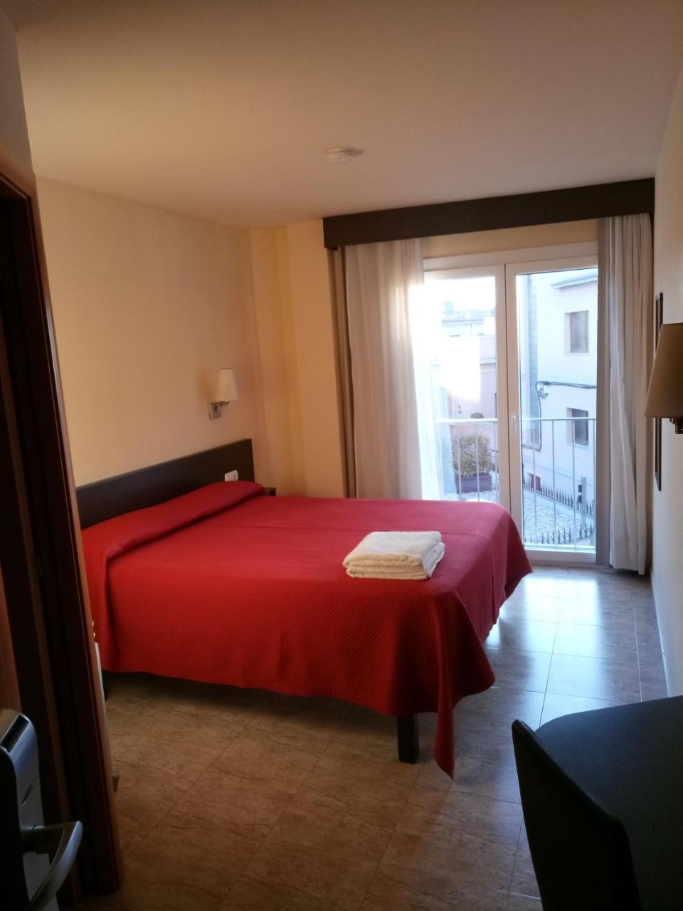 Sant Sadurní dʼAnoia Hostal Sant Sadurni מראה חיצוני תמונה
